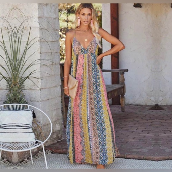 Dresses & Skirts - NWOT URBANIC beautiful multicolor flowy dress